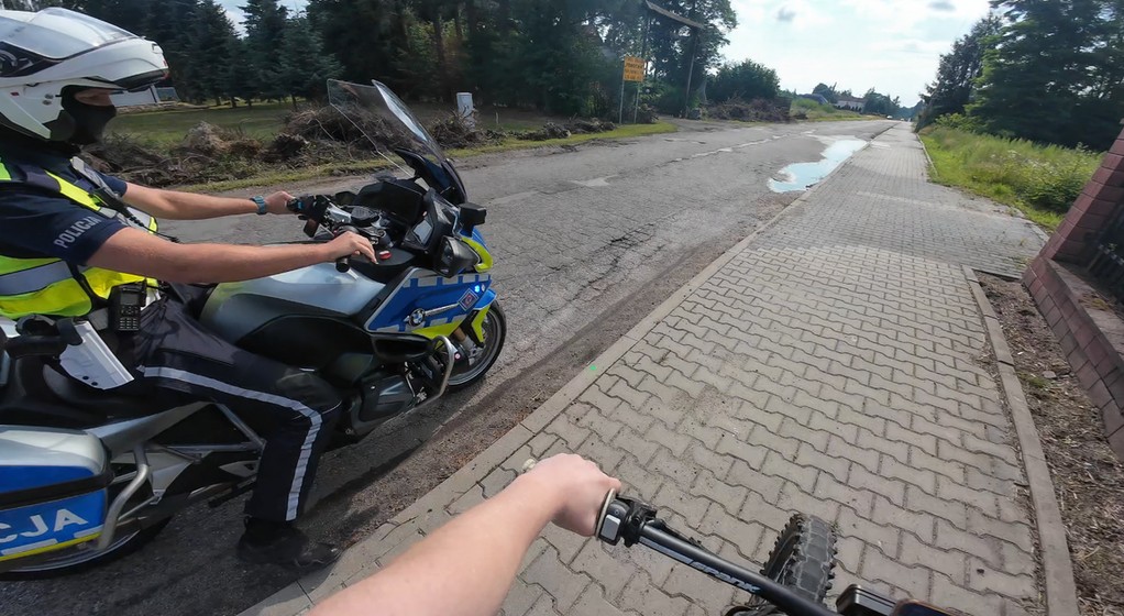 Pościg za nastolatkiem na nielegalnym "e-rowerze" w Pabianicach. Opisujemy tę sytuację w artykule