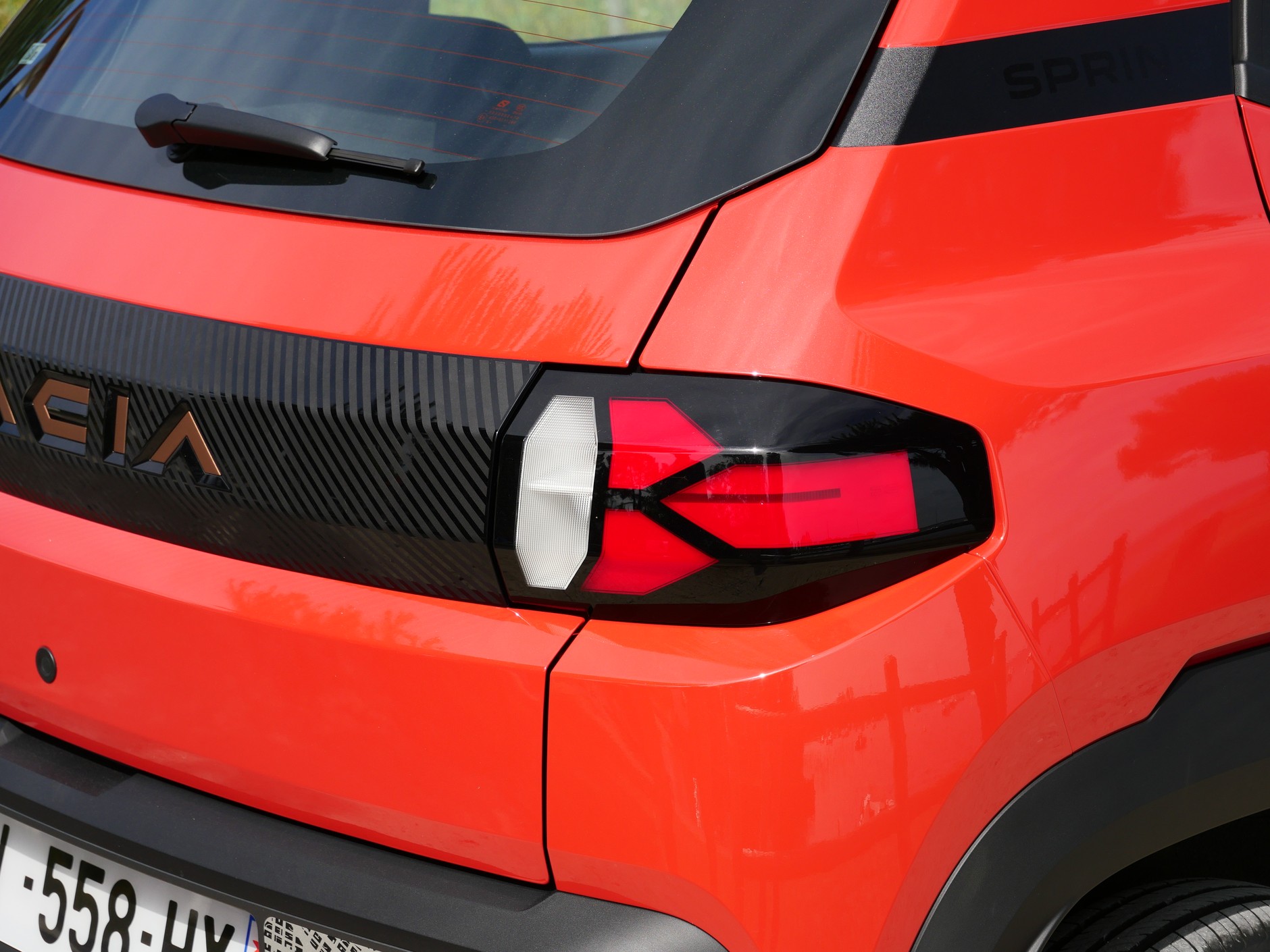 Nowa Dacia Spring: charakterystyczne dla marki światła