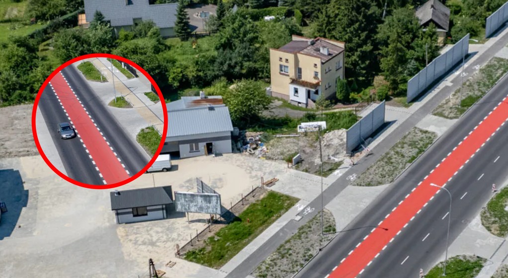 Dodatkowy pas pośrodku drogi ułatwia życie mieszkańcom przydrożnych posesji. 