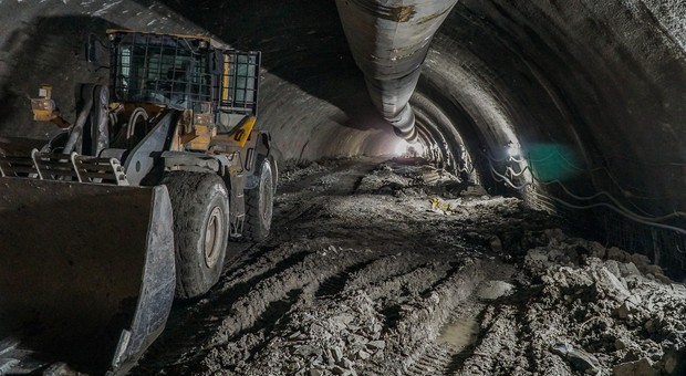 Drogowcy przebili się przez górotwór na S1. Widzą już światełko w tunelach