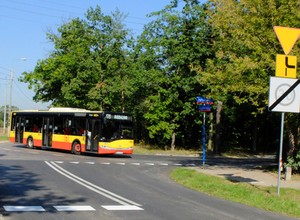 Droga z pierwszeństwem skręca, a podporządkowana prowadzi na wprost. Co z kierunkowskazem?