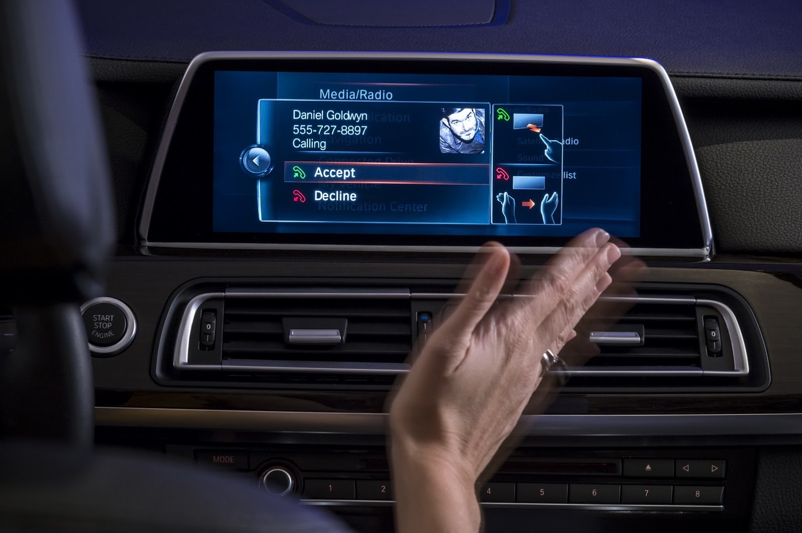 Najnowsza generacja pokładowego systemu informacyjno-rozrywkowego BMW iDrive jest sterowana gestami