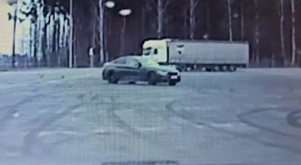 Driftował na MOP-ie przy S7