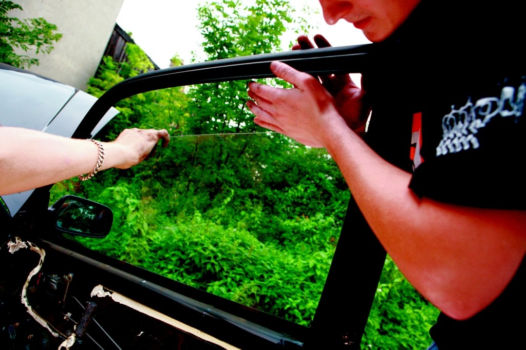 Elektryka szyb, krok po kroku - pokazujemy jak zamontować elektrycznie sterowane szyby