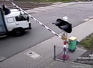 Wyczyny kierowców na przejeździe kolejowym - PKP publikują film