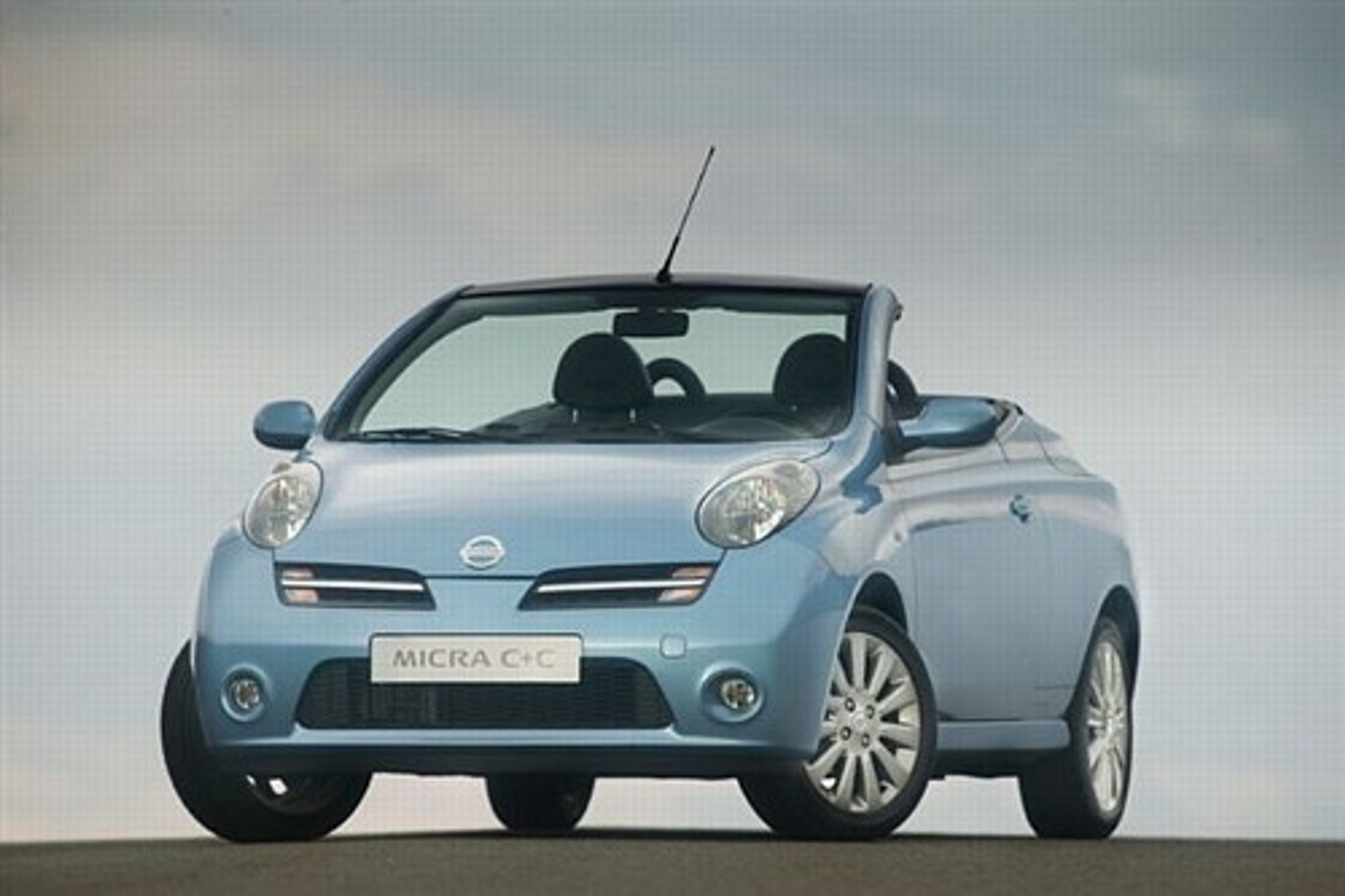 Sześć tysięcy kolorowych  Nissanów Micra