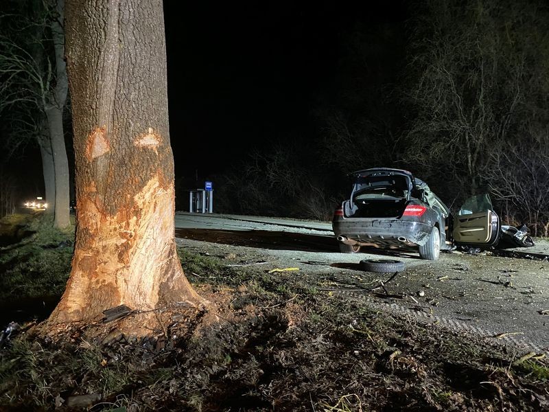 Uderzył w drzewo podczas wyprzedzania. Śmiertelny wypadek