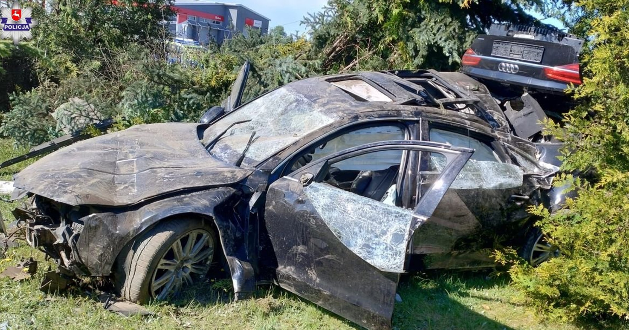 Audi wylądowało w ogródku po policyjnym pościgu