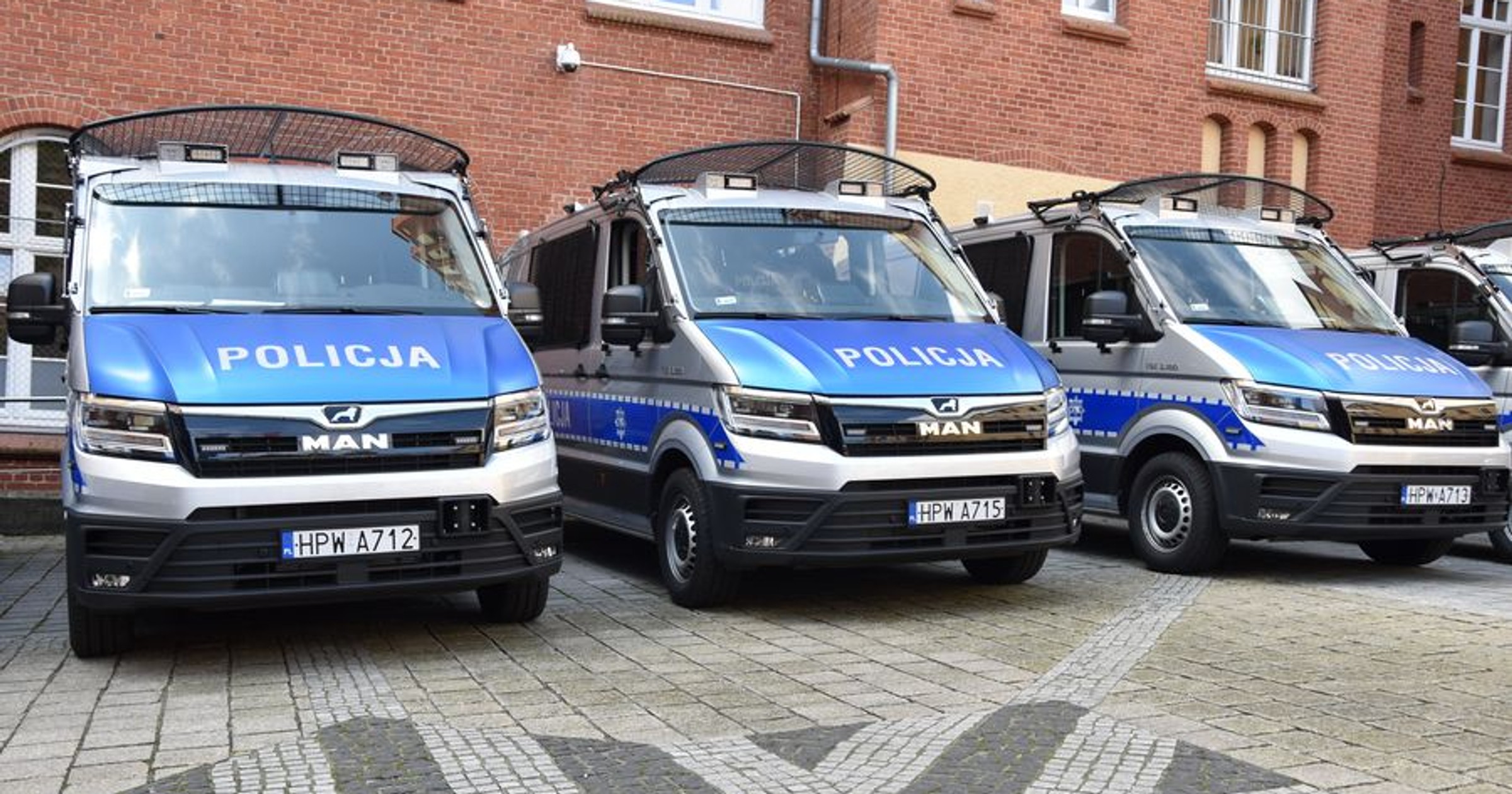 Nowe radiowozy zachodniopomorskiej policji (Volkswagen Crafter i MAN TGE)