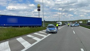 Pożar naczepy ciężarówki na A4. Na drogę wydostał się tlenek cynku
