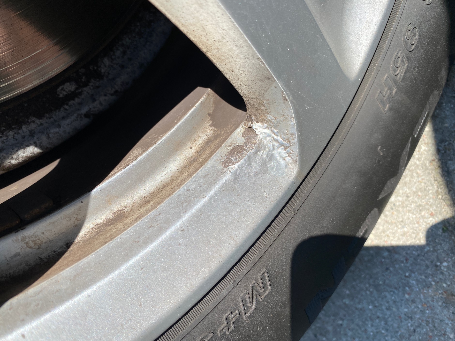 Audi A4 2.0 TDI z 2010 r. za 38 700 zł: świeże opony wielosezonowe Nokian, ale felgi zaczynają się utleniać. To się w A4 zdarza.