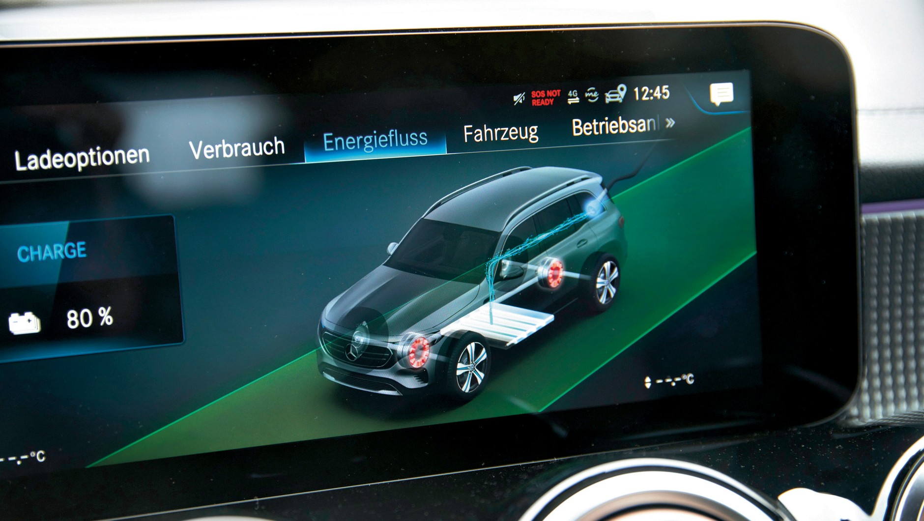 Mercedes EQB prezentuje na ekranie szereg informacji o napędzie elektrycznym, ładna grafika.