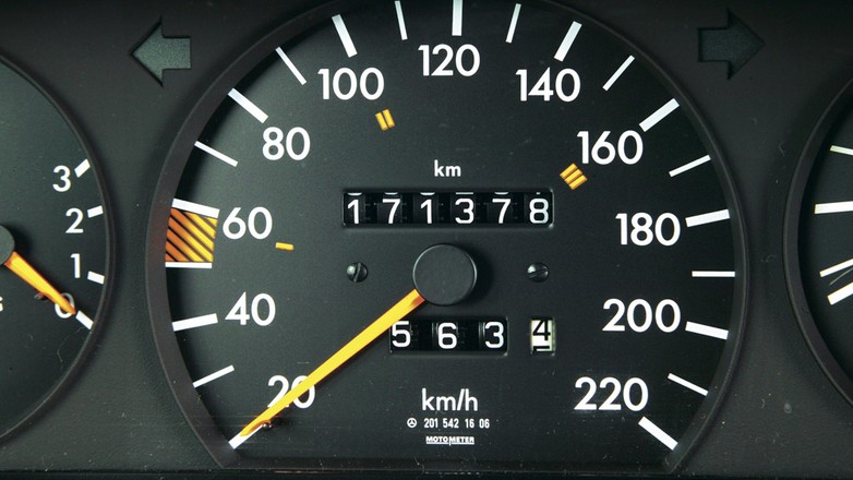 Kupiłeś auto z cofniętym licznikiem? Radzimy, jak wygrać z oszustem