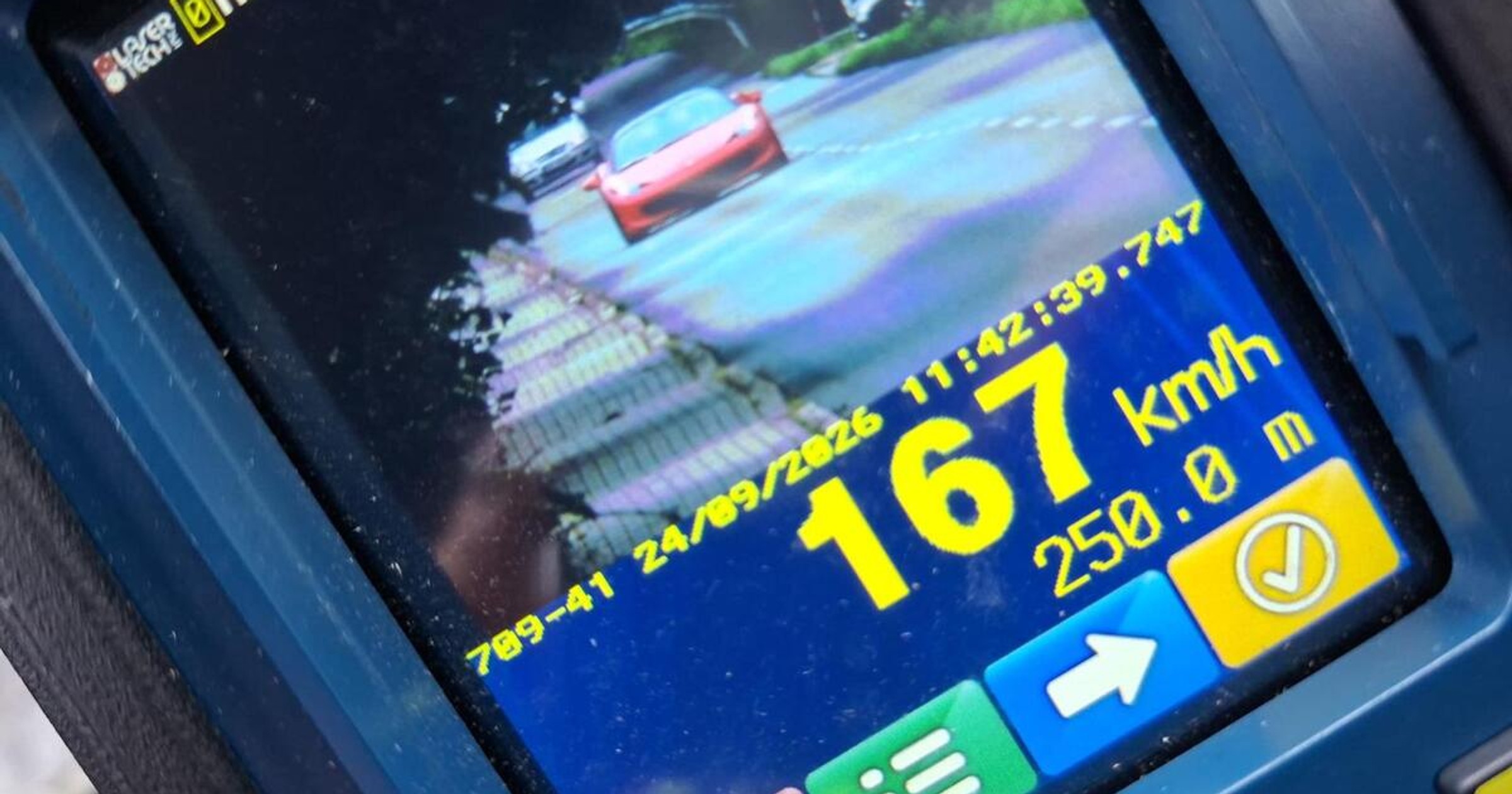 Kierowca Ferrari rozpędził auto do 167 km na godz. w terenie zabudowanym