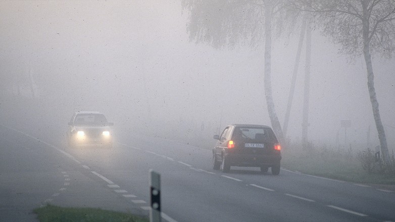 Na jakich światłach jeździmy we mgle?