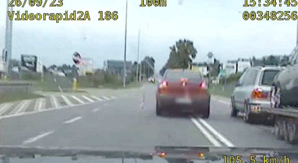 Kierowca Renault podczas ucieczki przed policjantami popełnił kilkadziesiąt wykroczeń