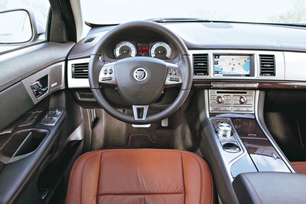 Jaguar XF - Jaguar ostrzy pazury