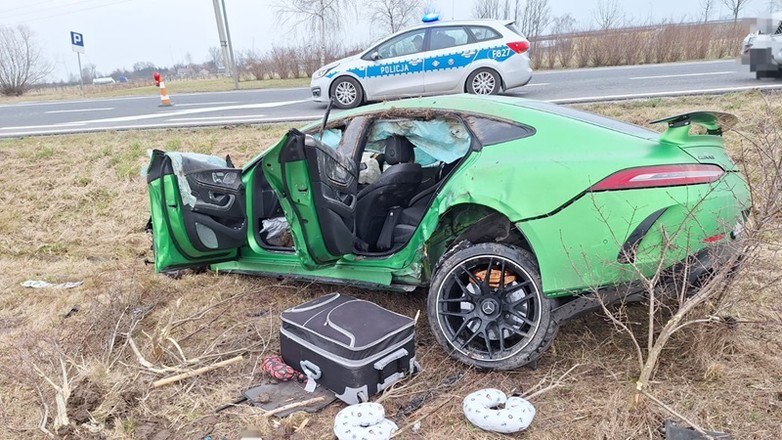Zielony Mercedes-AMG GT w rowie