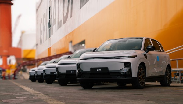 Samochody Leapmotor B10 podczas załadunku na statek