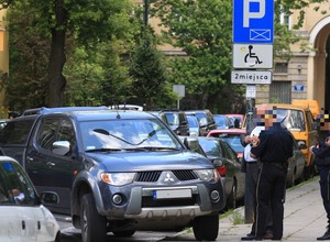 Znaleźli lukę w prawie. Posłowie chcą równego karania kierowców za parkowanie
