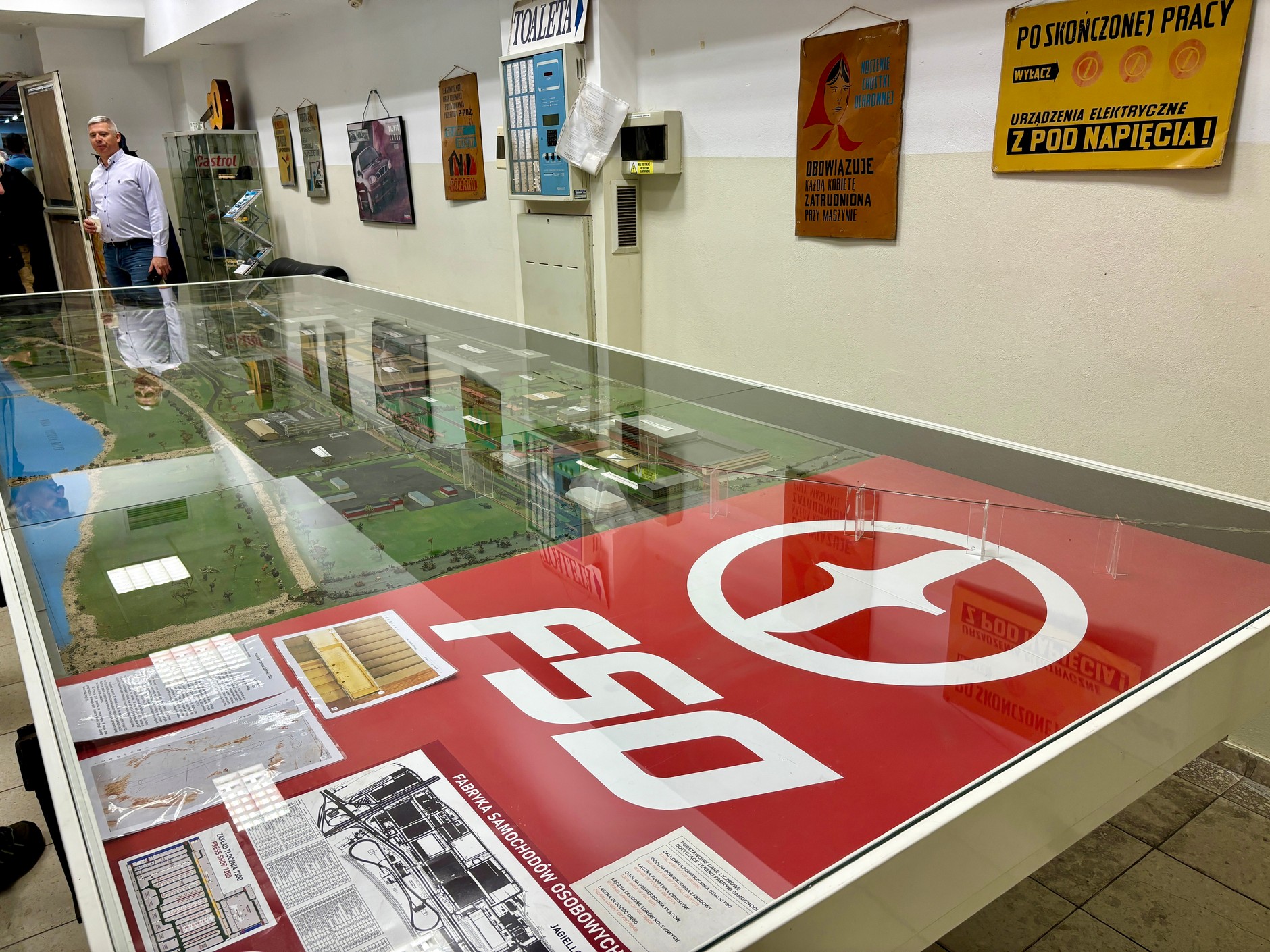 Wystawa w dawnej fabryce FSO