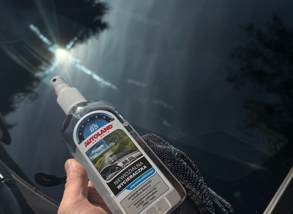 Ten tani środek do szyb odmieni twoją jazdę w deszczowy dzień. Aplikacja trwa pięć minut