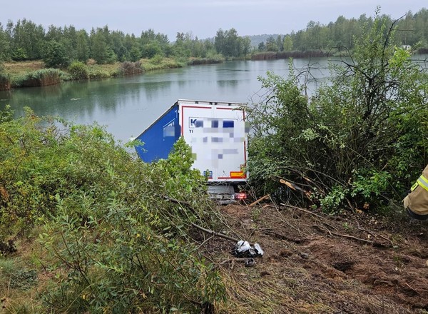 Dwie ciężarówki zderzyły się pod Bolesławcem. Jedna wjechała do jeziora