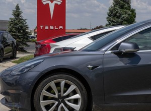 Tesla reaguje na ataki na dealerów. W samochodach aktywowano Sentry Mode