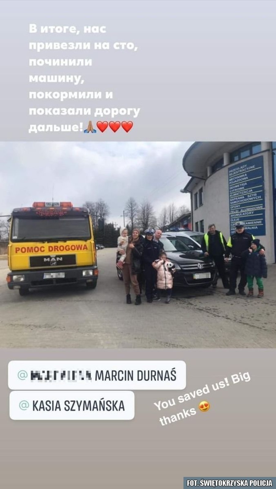 Policjanci pomogli naprawić samochód rodziny uciekającej z Ukrainy