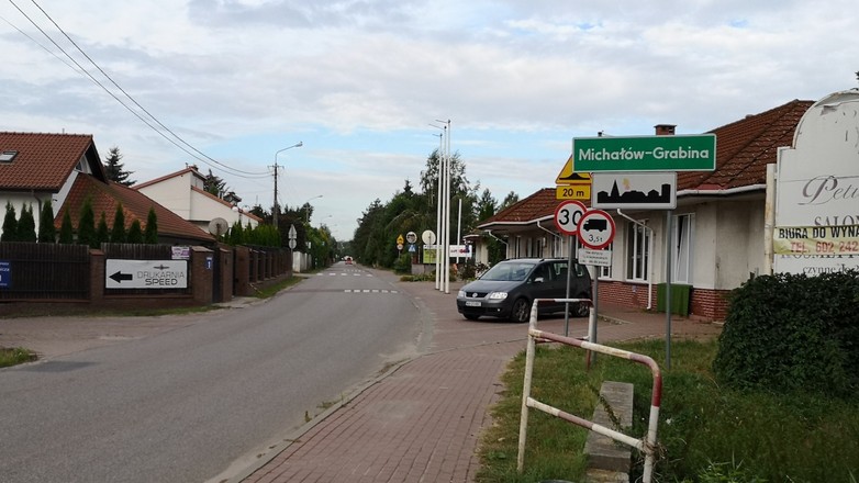 To przykład dość typowego oznakowania, zwłaszcza w aglomeracjach: jest znak D-42 (początek obszaru zabudowanego), a nie ma po przeciwnej stronie znaku D-43. Tak ma być!