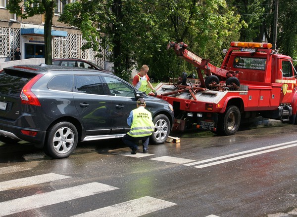 Od 2024 r. kierowcy płacą więcej za odholowanie pojazdu i postój na parkingu strzeżonym