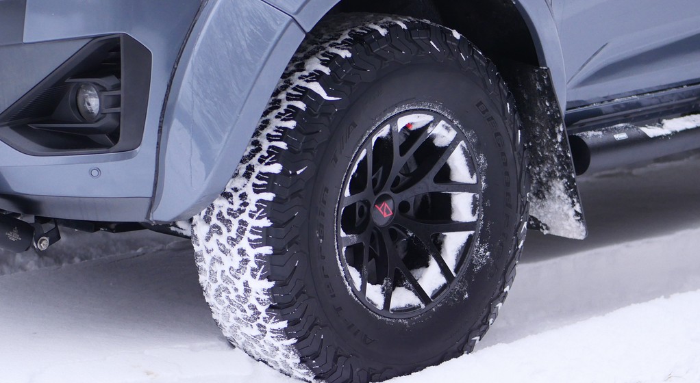 Na kopnym śniegu opony uterenowione typu AT spisują się z reguły świetnie. Problem się zacznie, kiedy śnieg się stopi i droga zrobi się mokra