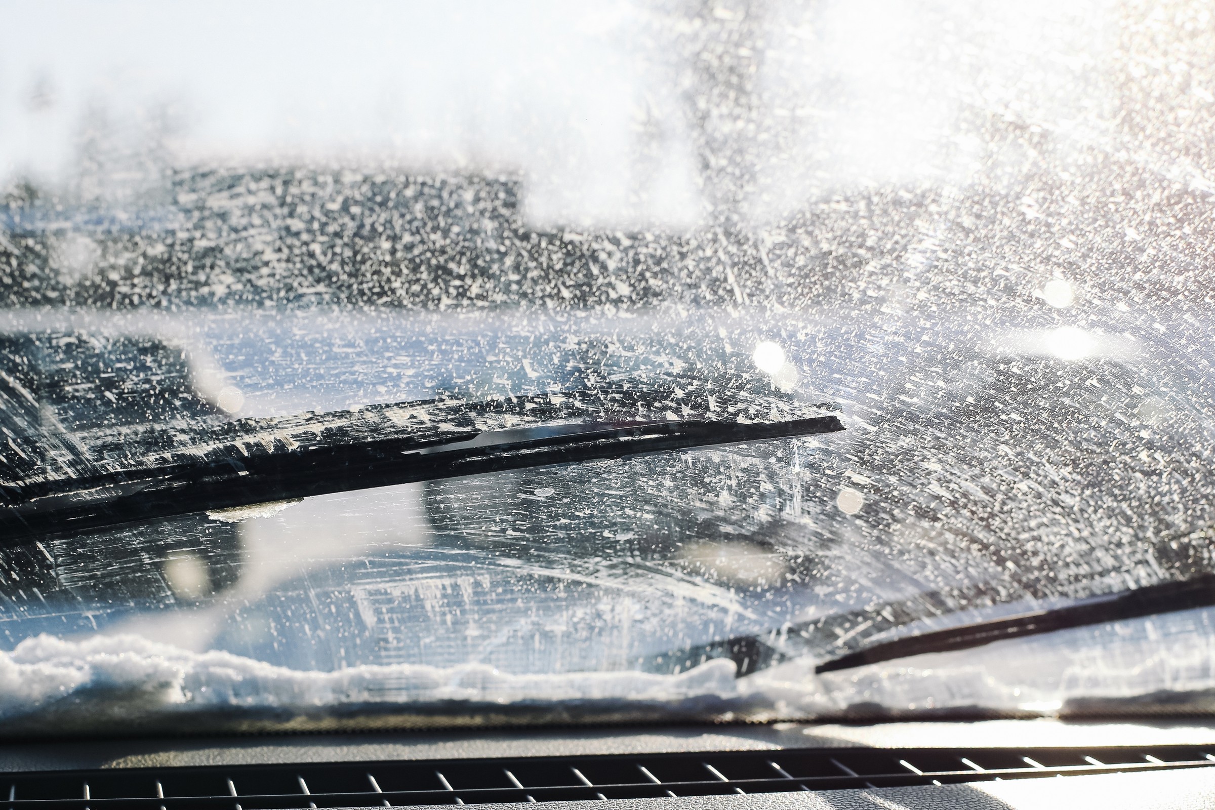 Wycieraczki nie czyszczą i zostawiają smugi na szybie? Mechanik zdradził skuteczny sposób