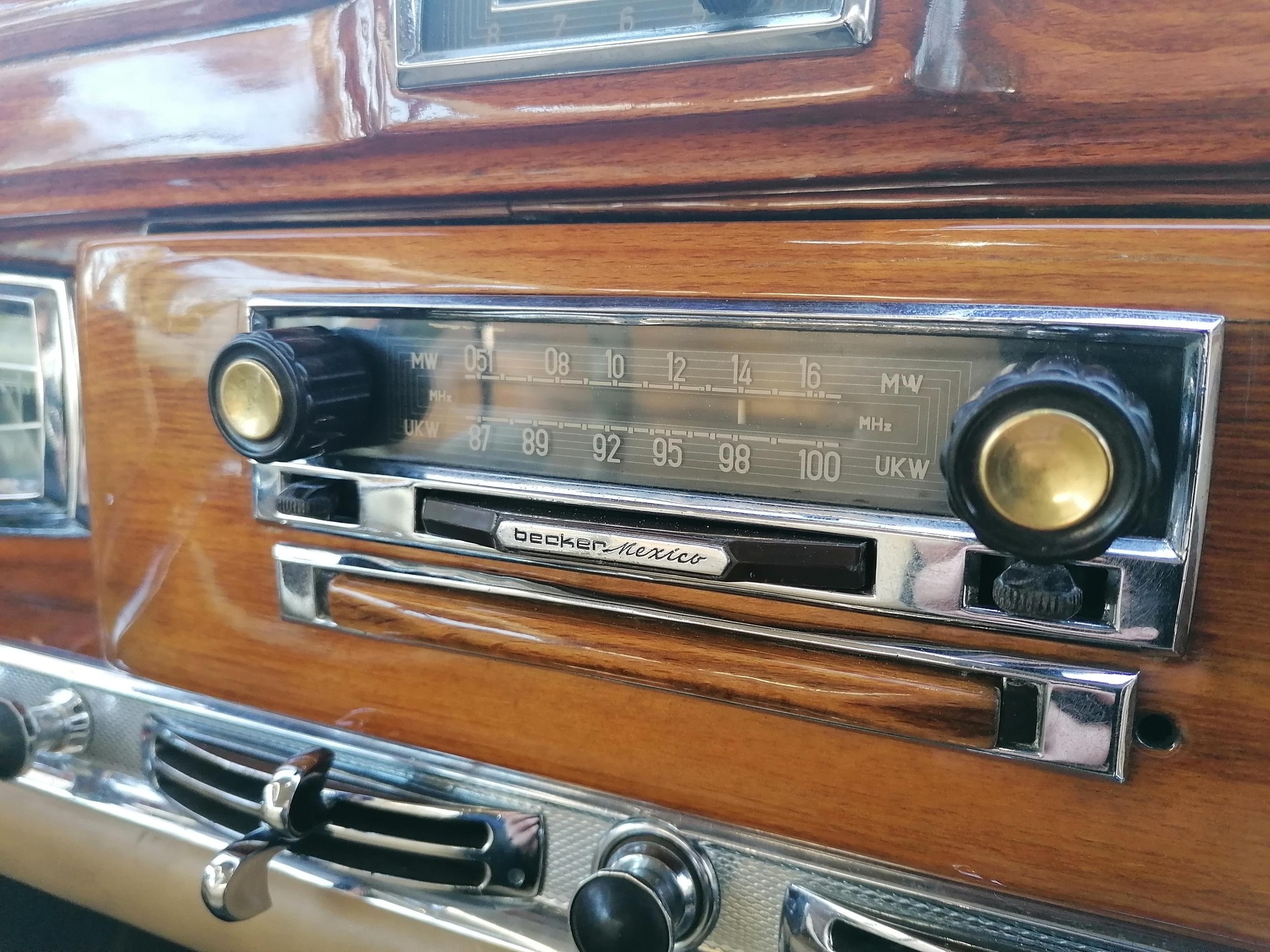 Mercedes 300d - rządowa limuzyna z czasów PRL