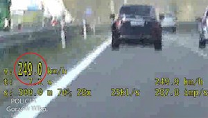 Kierowca Mercedesa gnał 249 km/godz. Chwilę później był "zaskoczony mocą radiowozu" [WIDEO]