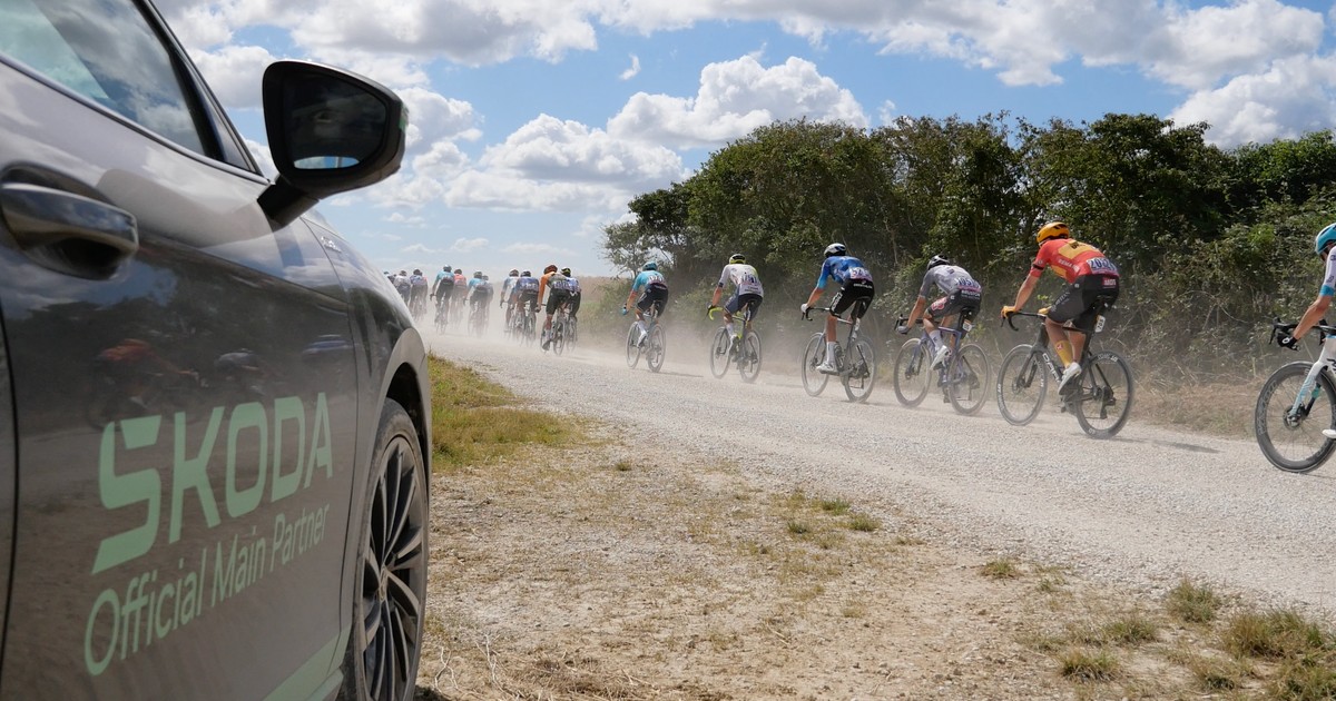 Na dystansie 200 km 9. etapu Tour de France jest 14 odcinków szutrowych. Kto jedzie z tyłu, ten oddycha pyłem