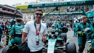 Robert Lewandowski w garażu Astona Martina. Odwiedził Grand Prix Formuły 1 w Monako