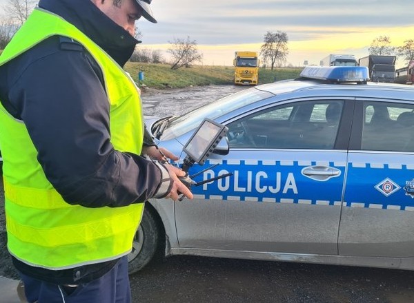 W tym miejscu kierowcy ciężarówek nagminnie łamią zakaz. Policja ich zaskoczyła [WIDEO]