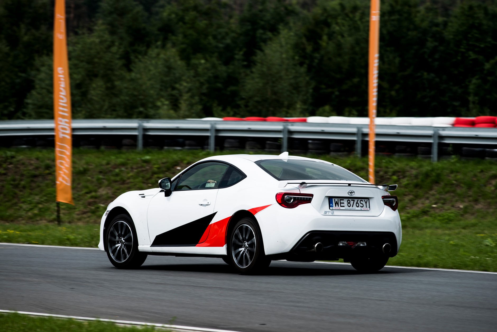 Toyota GT86 vs Renault Megane RS