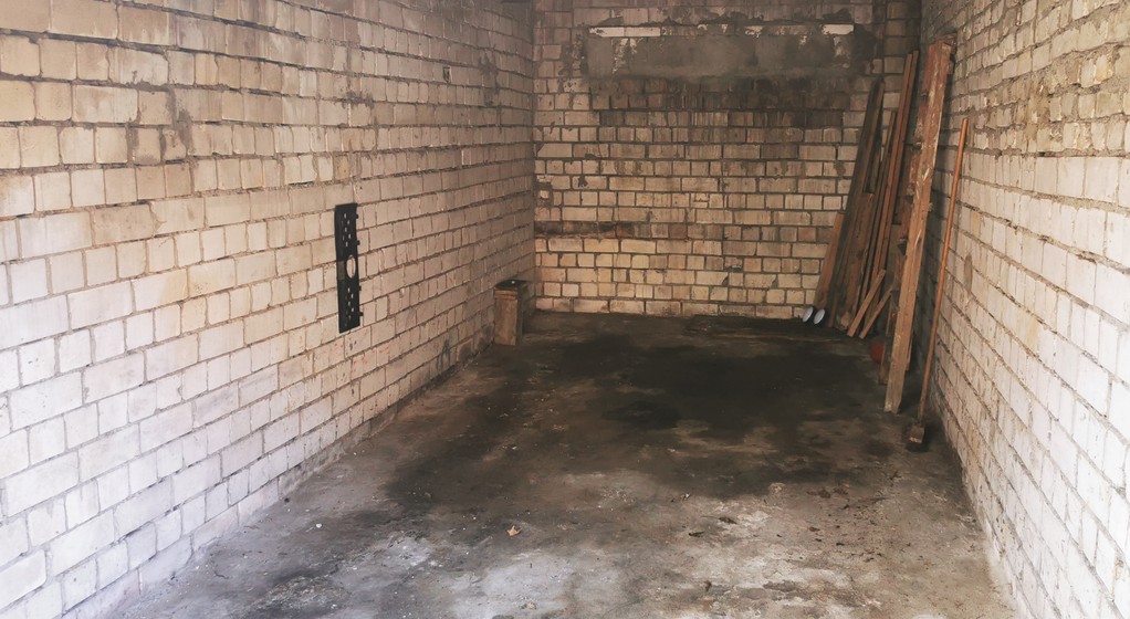 Oglądaliśmy garaż na warszawskim Mokotowie. Chyba nikt nigdy o ten obiekt nie zadbał