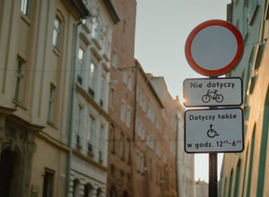 Prawo sobie przeczy, a kierowcy mają problem. Ministerstwo odpowiedziało RPO