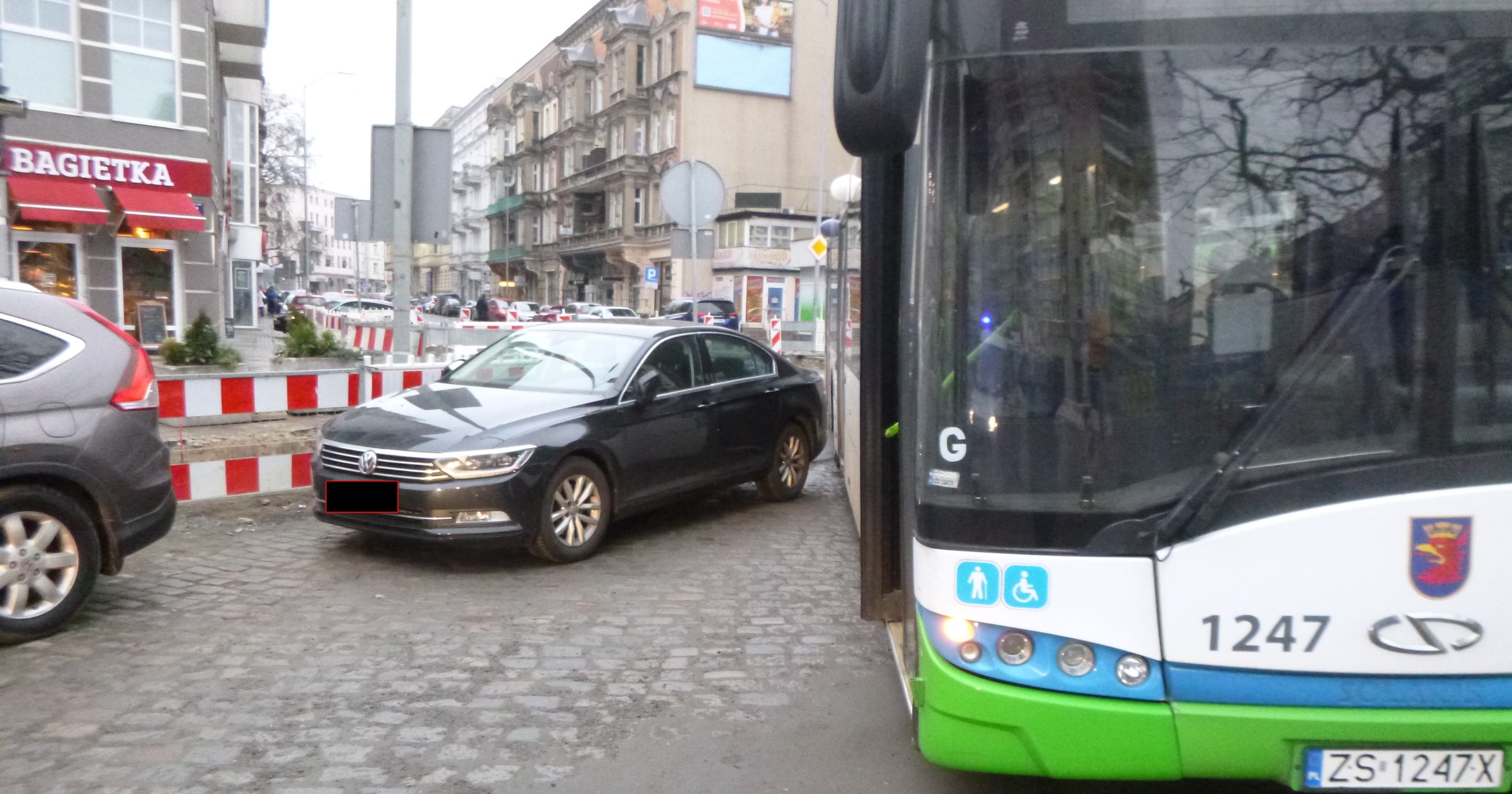 Zaparkowany w niedozwolonym miejscu Volkswagen zablokował drogę autobusowi miejskiemu w Szczecinie