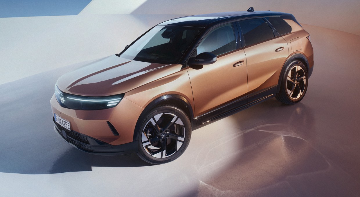 Nowy Opel Grandland przejedzie do 700 km na jednym ładowaniu. Będą też wersje spalinowe