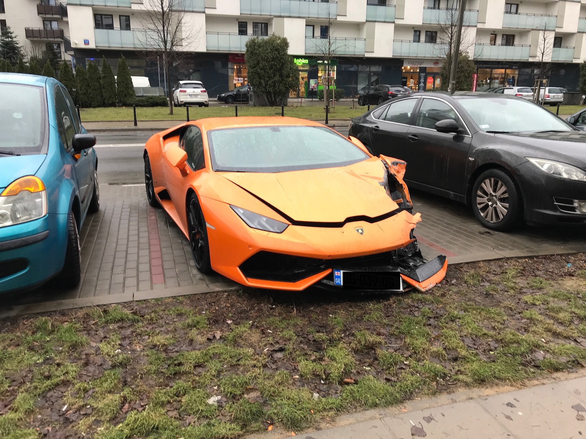 Kierowca Lamborghini uciekł z miejsca zdarzenia