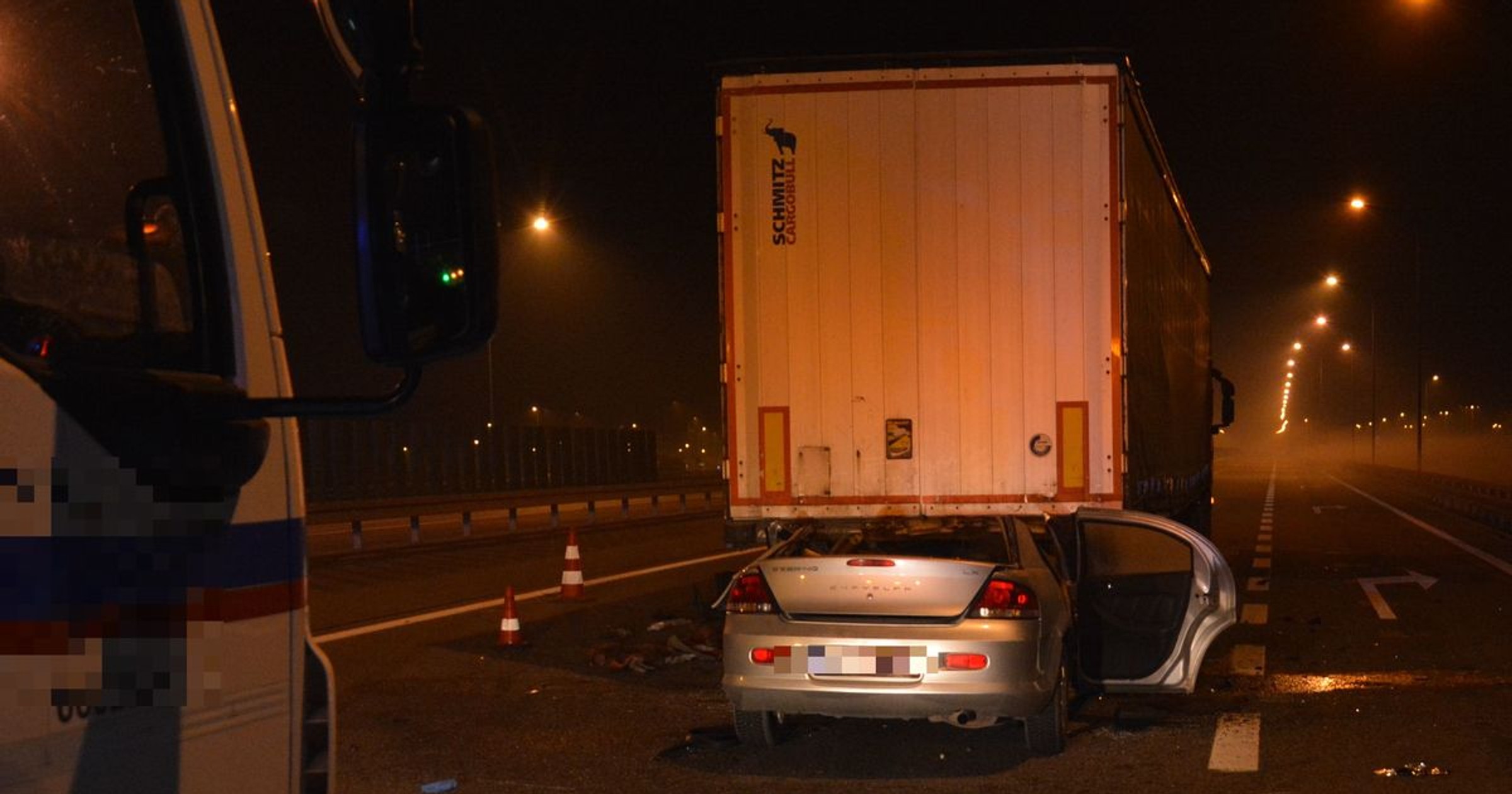 "Wbił" się w naczepę ciężarówki. Tragiczny wypadek na autostradzie A4