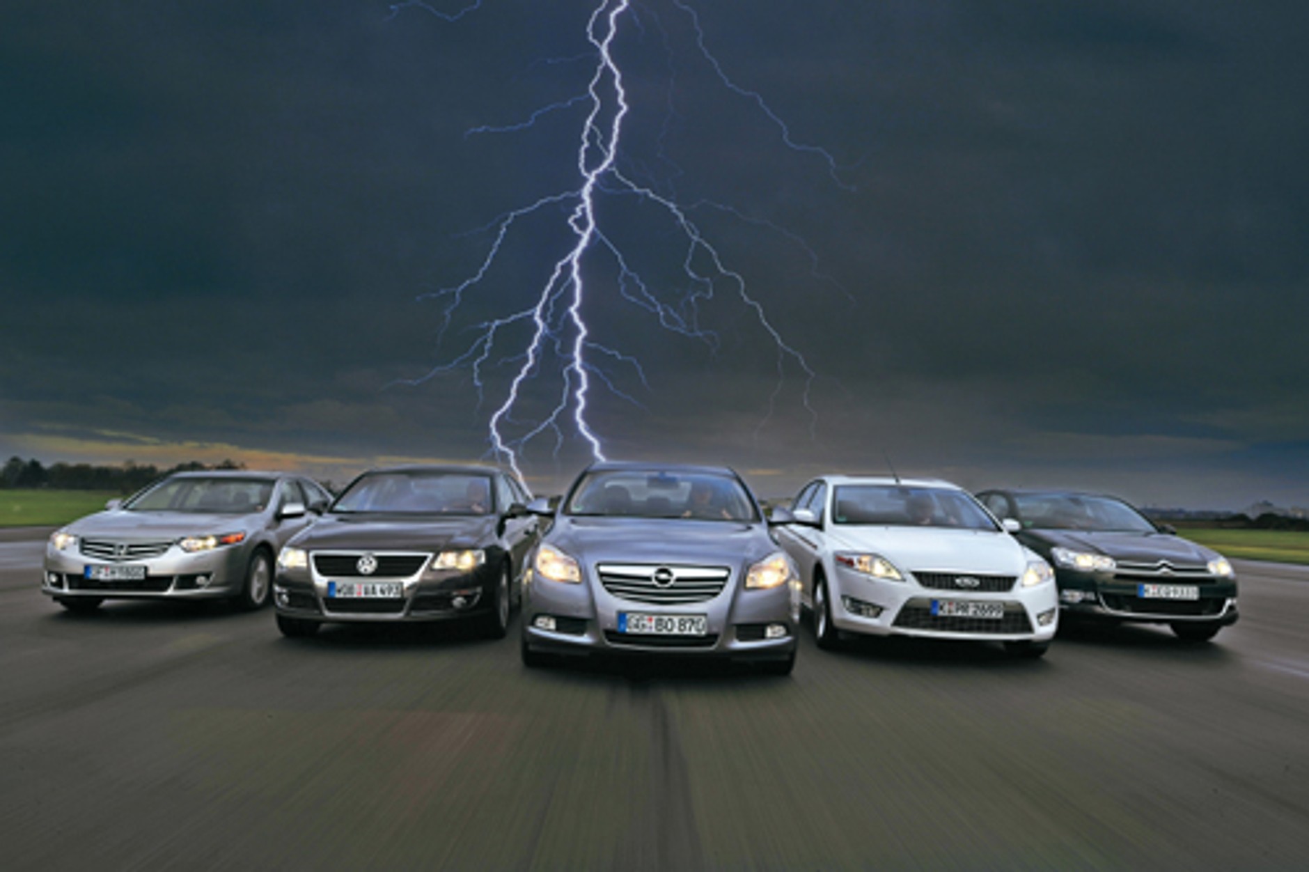 Opel Insignia kontra Honda Accord, VW Passat, Ford Mondeo i Citroen C5 - Oto piorunujące uderzenie Opla