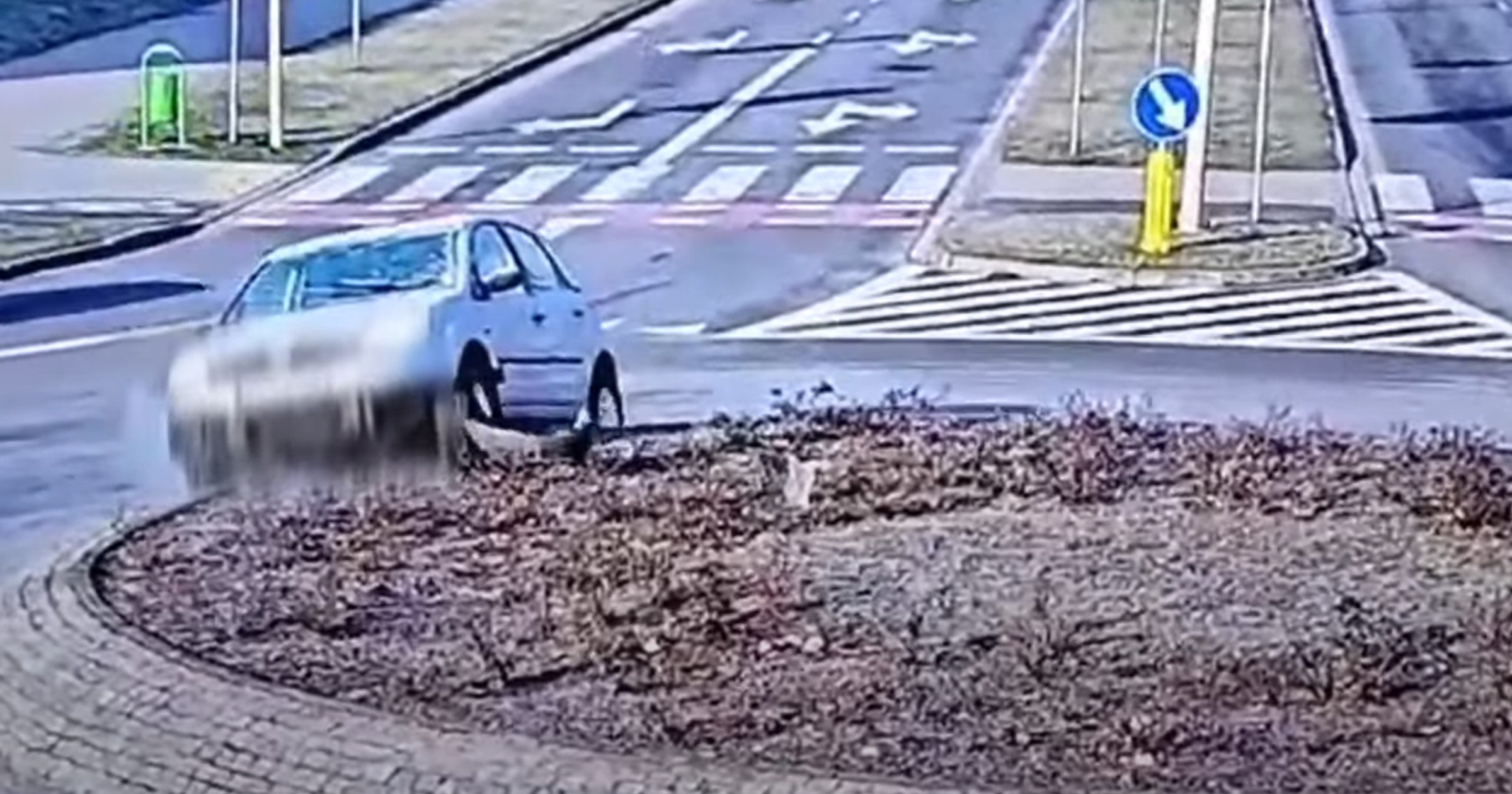 Senior staranował rondo. Wszystko przez "oszronione czoło"