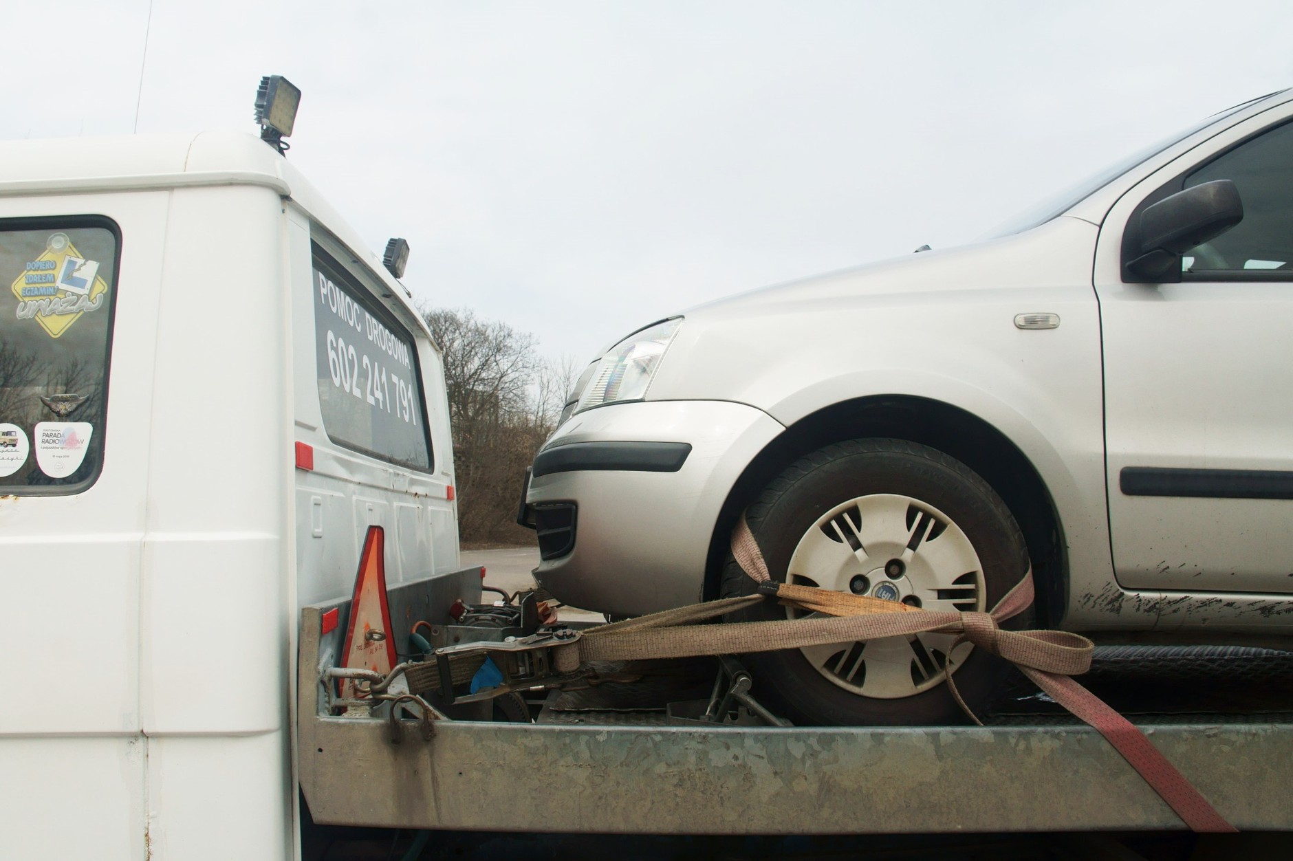 Pomoc drogowa, holowanie pojazdów, laweta, zepsuty samochód, auto na lawecie