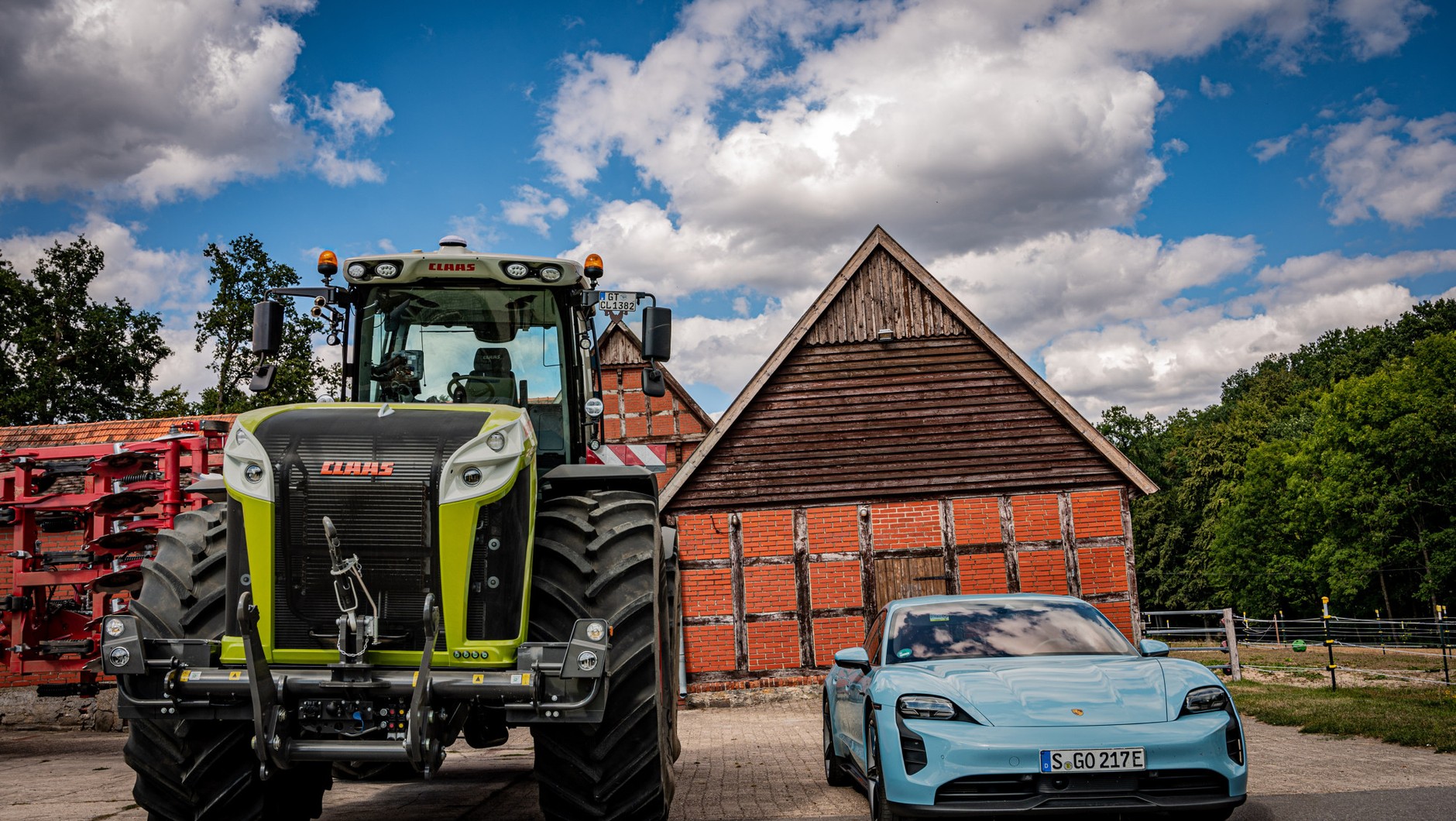 Claas Xerion 5000. Obok Porsche Taycan dla porównania gabarytów.