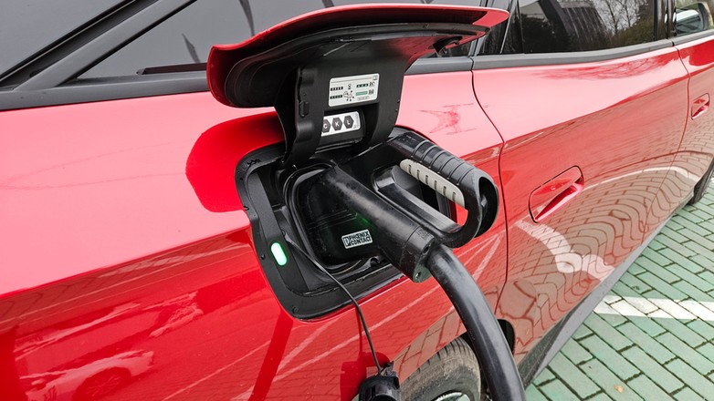 Ładowanie auta elektrycznego: różnice w cenach między operatorami wciąż szokują